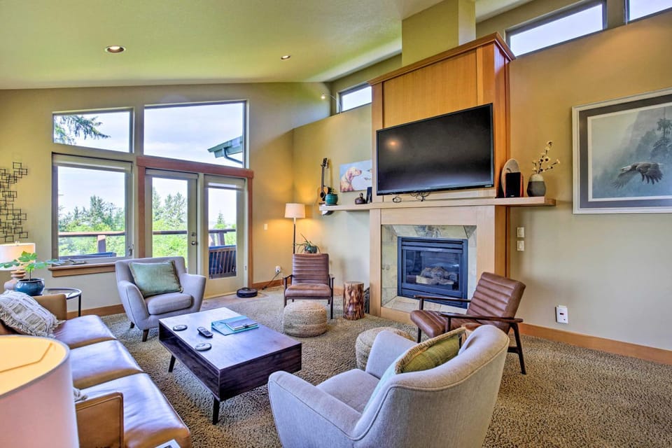 Luxe Coastal Haven w/ Bay Views & Hot Tub House in Bay City