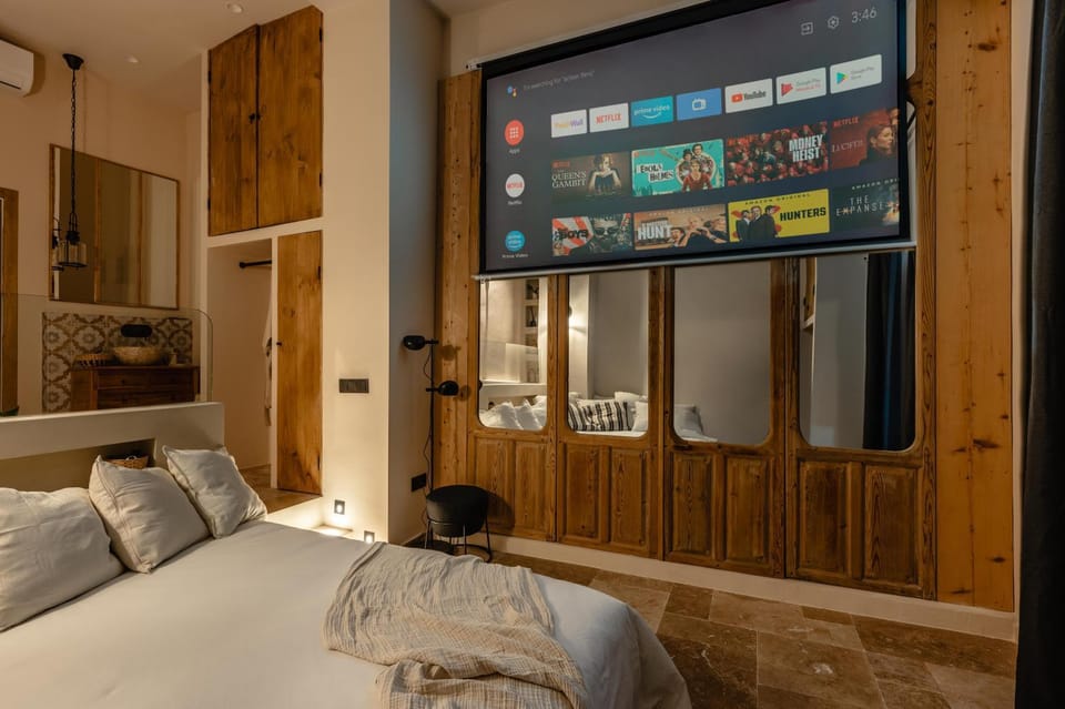 Bed, TV and multimedia, Bedroom