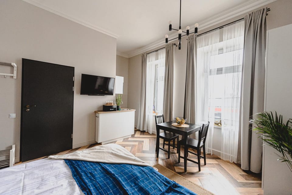 Bed, TV and multimedia, Kitchen or kitchenette, Living room, Photo of the whole room, Seating area, Dining area