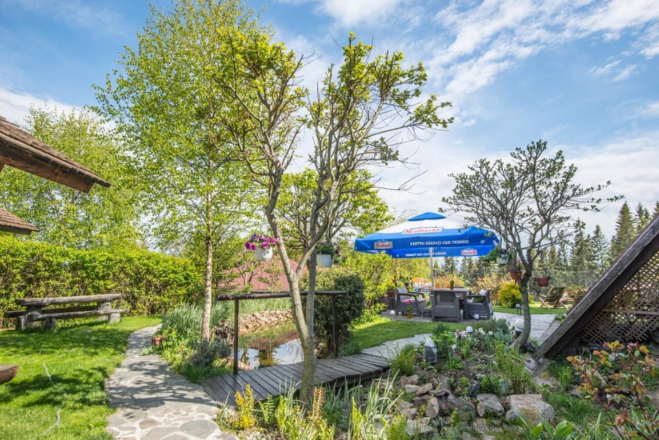 Property building, Restaurant/places to eat, Day, Garden, Garden view
