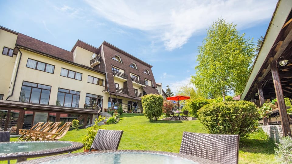 Property building, Day, Natural landscape, Garden, Garden view, Meals, Breakfast