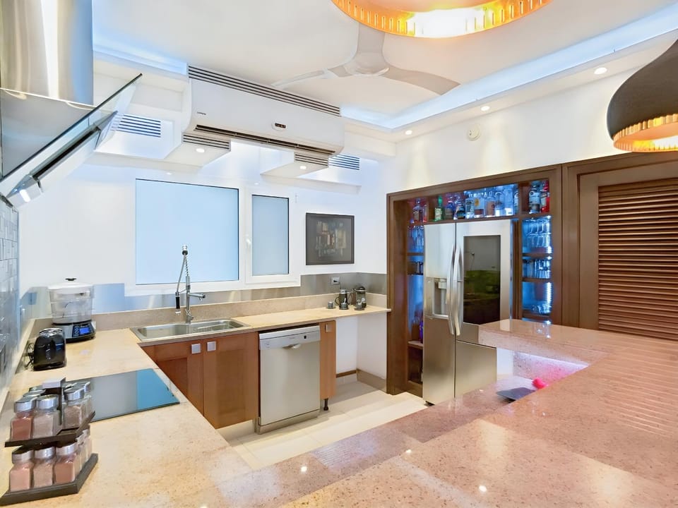 Kitchen or kitchenette, pet friendly, stove