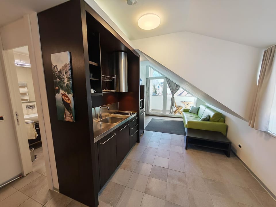 TV and multimedia, Kitchen or kitchenette, Living room, Seating area