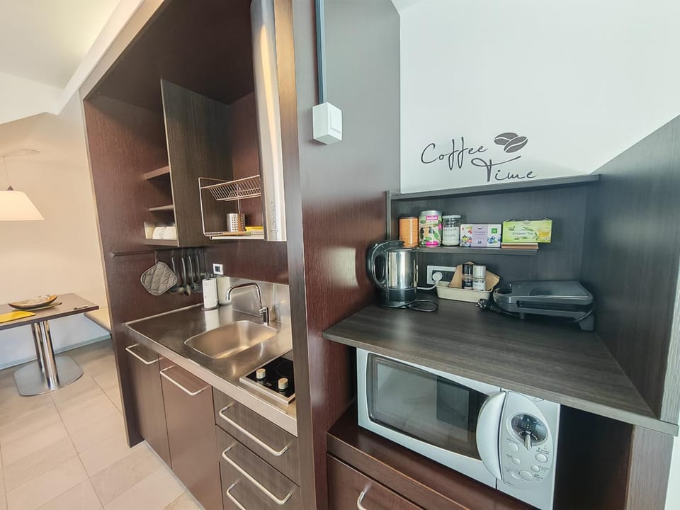 Coffee/tea facilities, Kitchen or kitchenette, stove, toaster