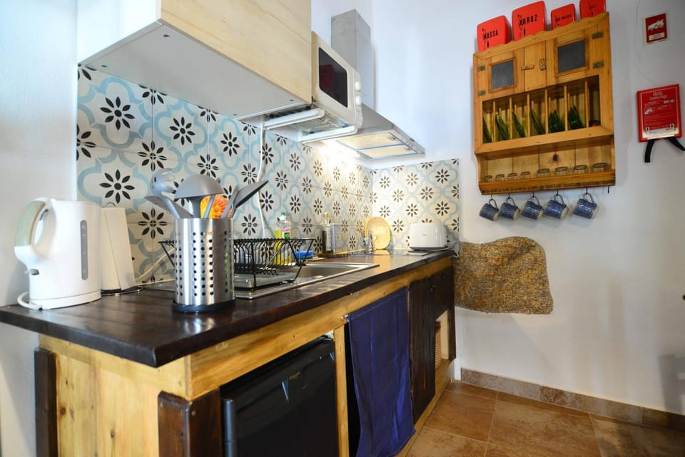 Coffee/tea facilities, Kitchen or kitchenette, minibar, stove