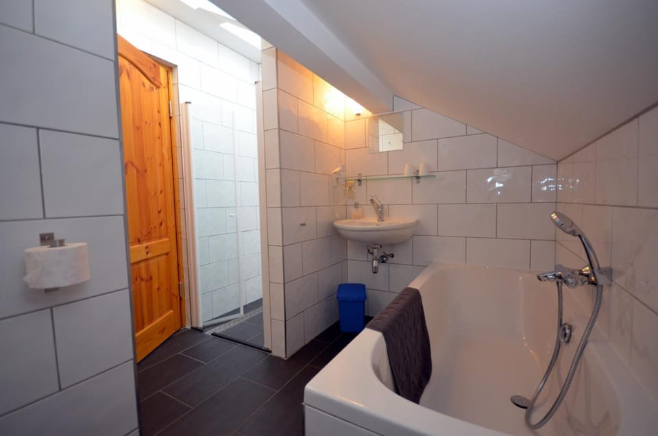 Shower, Toilet, Bathroom, Bath