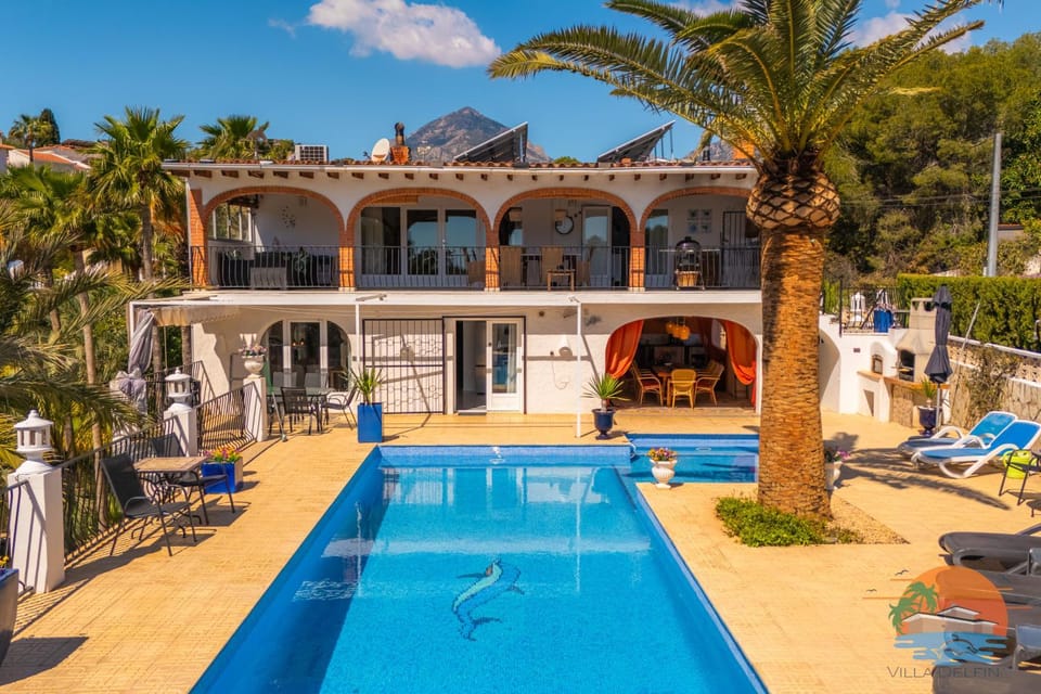 Property building, Patio, Day, Pool view, Swimming pool, sunbed