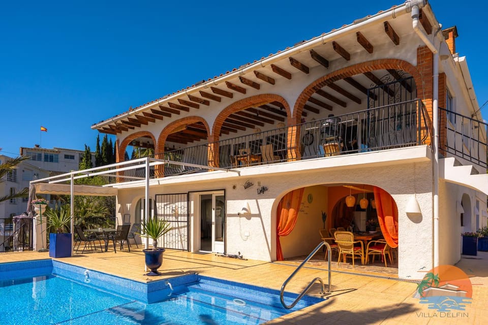 Property building, Patio, Day, Pool view, Swimming pool, sunbed
