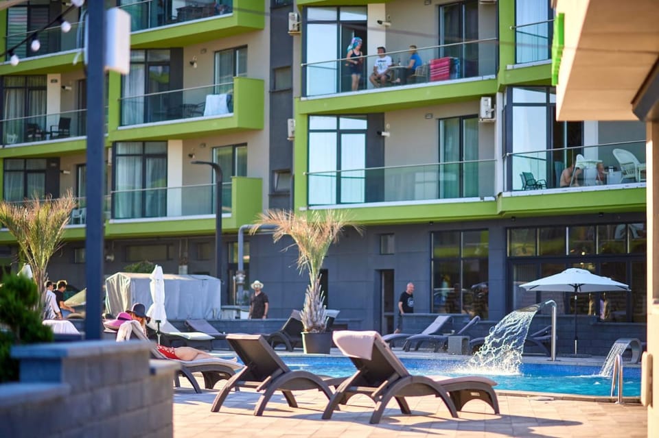 Property building, Day, Swimming pool, sunbed