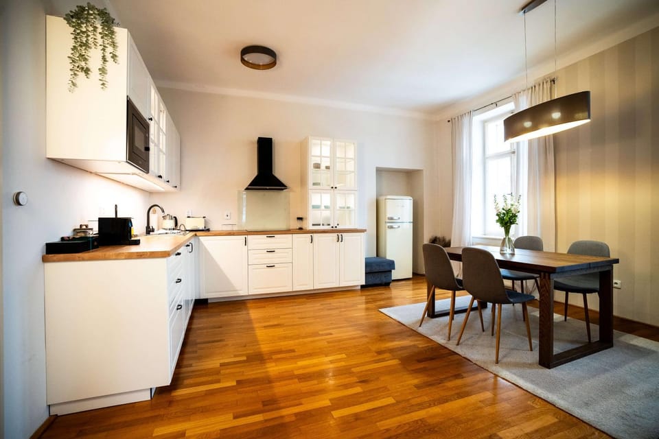 Kitchen or kitchenette, Seating area, Dining area, stove