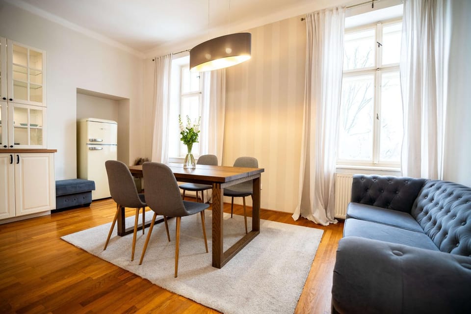 Kitchen or kitchenette, Seating area, Dining area