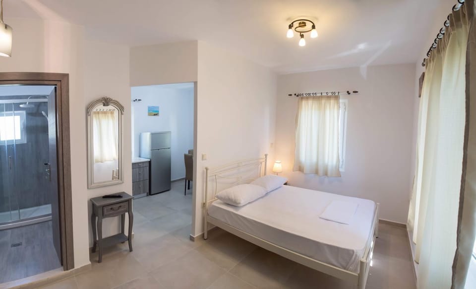Bathroom, Kitchen or kitchenette, Dining area, Bedroom