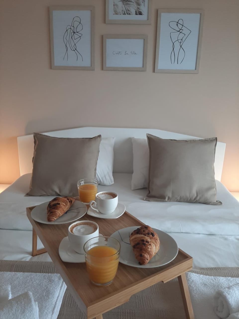Bedroom, Text overlay