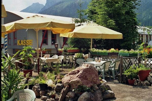 Restaurant/places to eat, Balcony/Terrace