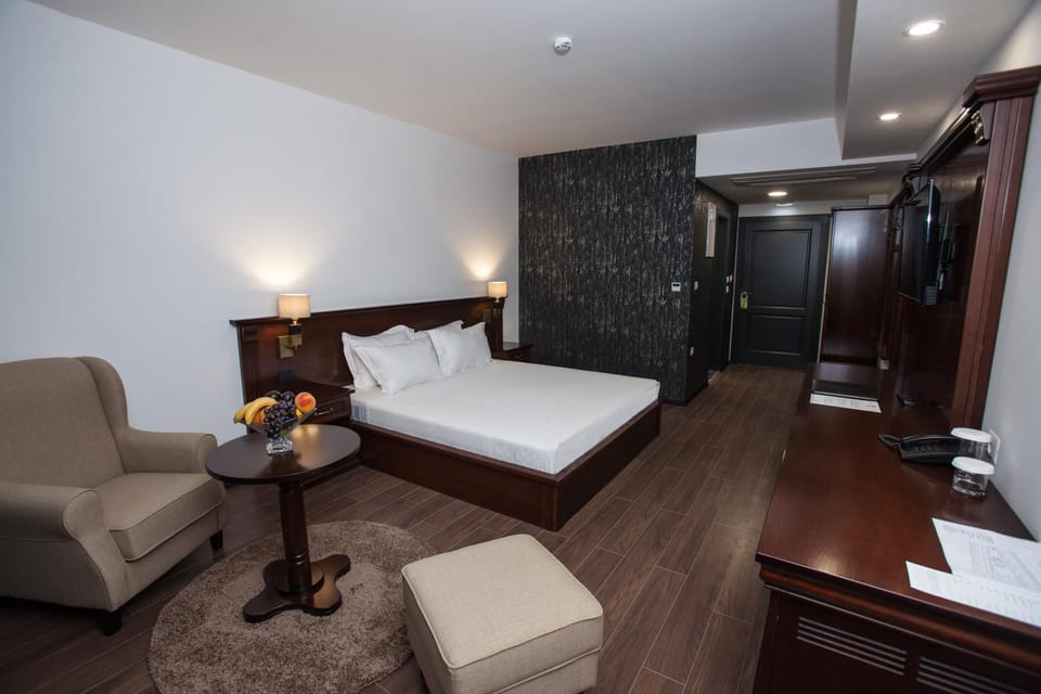 Bed, TV and multimedia, Living room, Photo of the whole room, Seating area, Bedroom, hair dresser, wardrobe