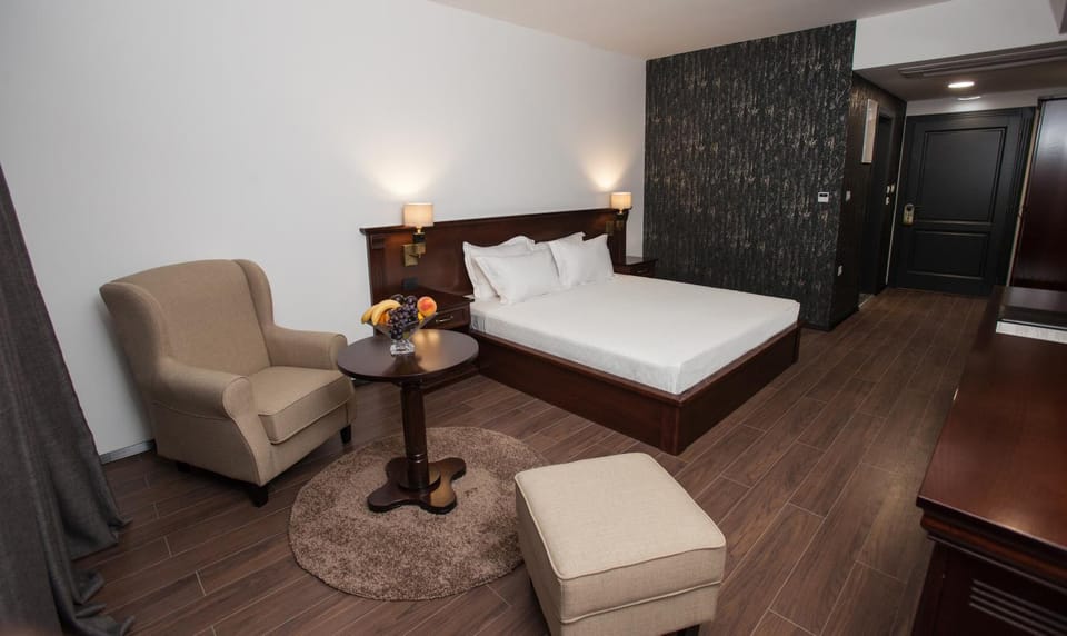 Bed, Living room, Photo of the whole room, Seating area, Bedroom