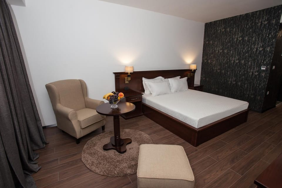 Bed, Living room, Photo of the whole room, Seating area, Bedroom, towels