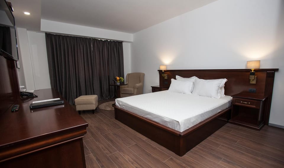Bed, Living room, Photo of the whole room, Seating area, Bedroom, hair dresser