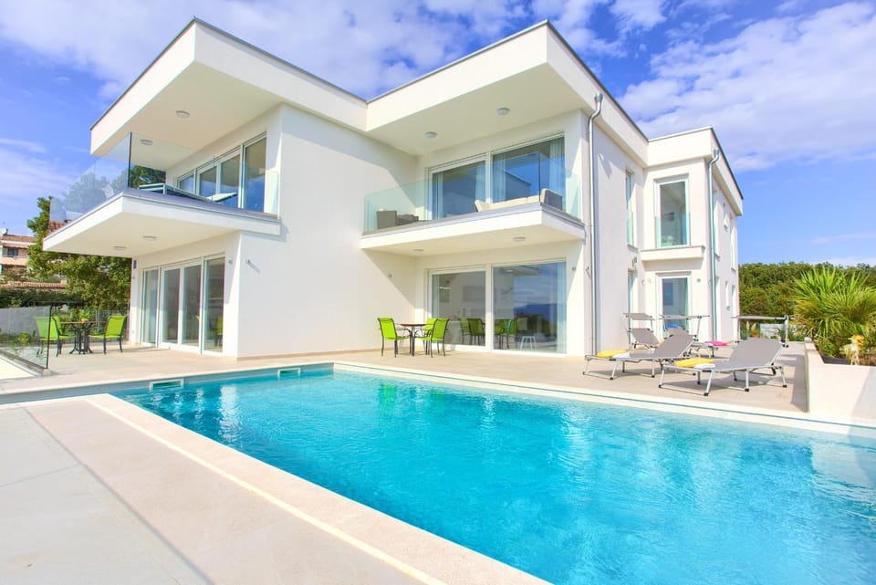 Property building, Swimming pool, Swimming pool