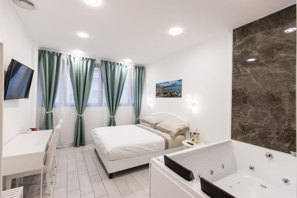 Bed, Hot Tub, Photo of the whole room, Bedroom, Bath