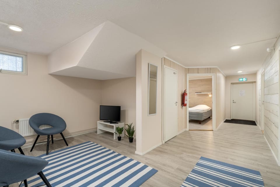 Bed, TV and multimedia, Seating area, Bedroom