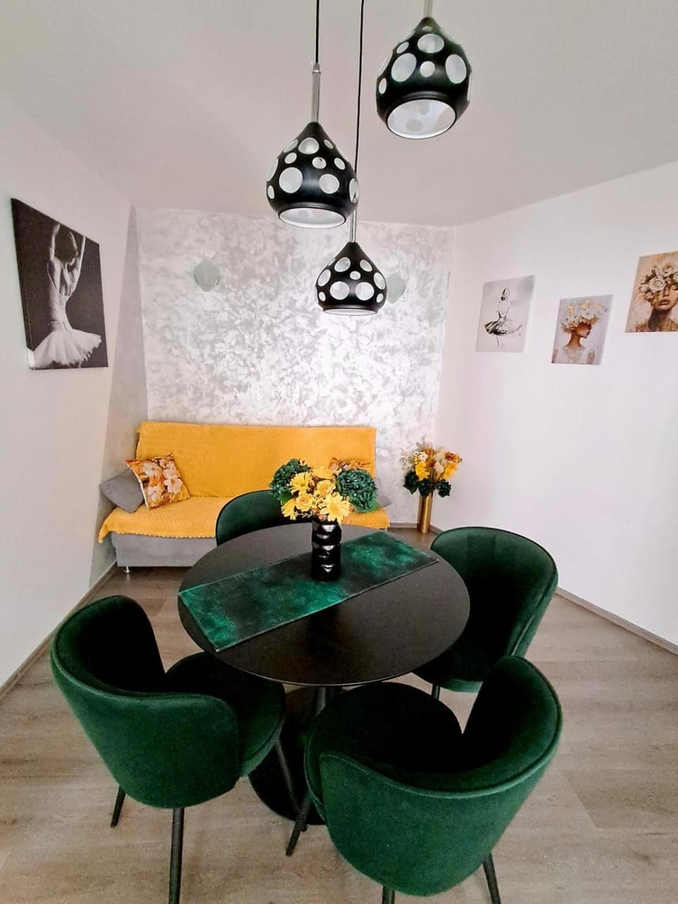 Living room, Seating area, Dining area, internet, internet
