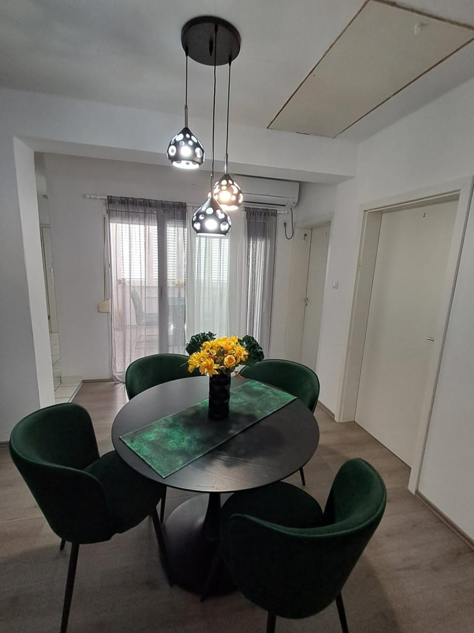 Living room, Seating area, Dining area, air conditioner