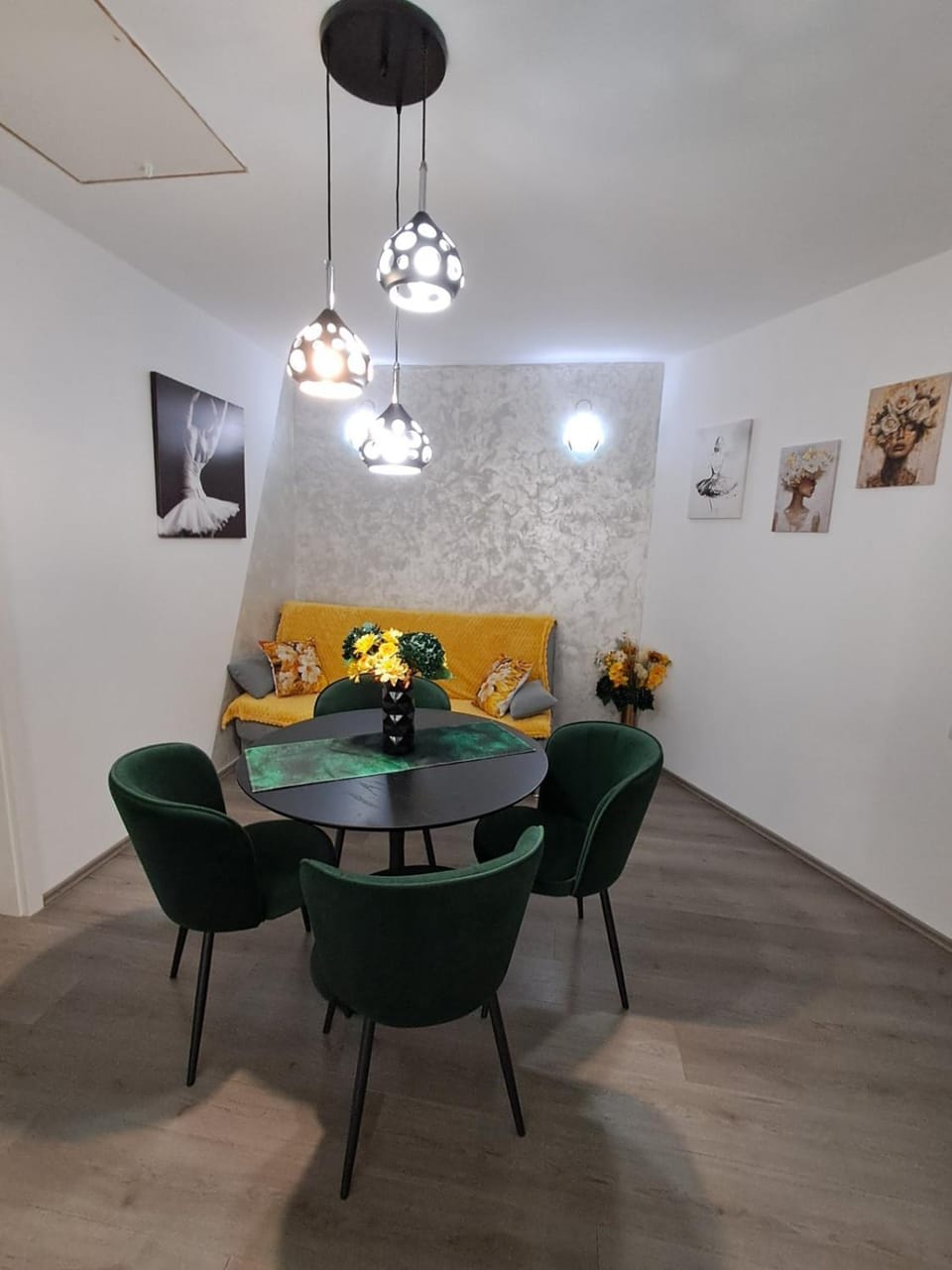 Living room, Seating area, Dining area, internet, internet
