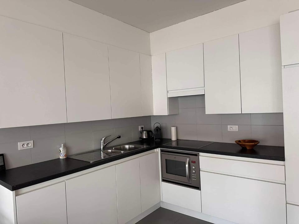 Coffee/tea facilities, dishwasher, oven, stove, toaster, kitchen