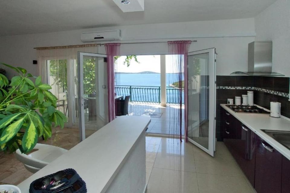 Property building, Balcony/Terrace, Kitchen or kitchenette, Living room, Seating area, Dining area, air conditioner