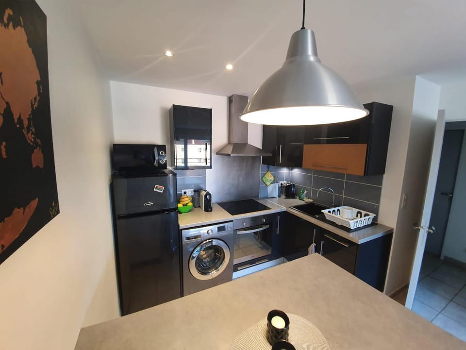 Kitchen or kitchenette, Dining area, minibar, pet friendly, stove, washing machine