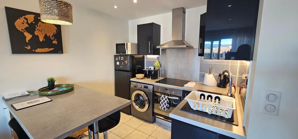 Kitchen or kitchenette, Dining area, oven, stove, toaster, washing machine