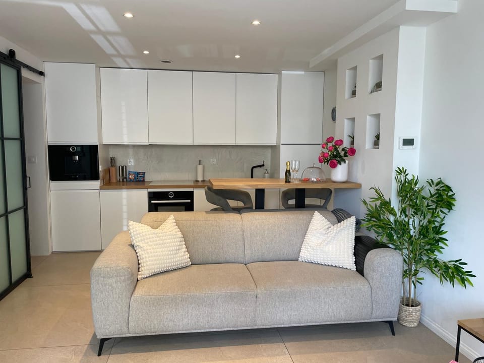 Kitchen or kitchenette, Living room, Lounge or bar