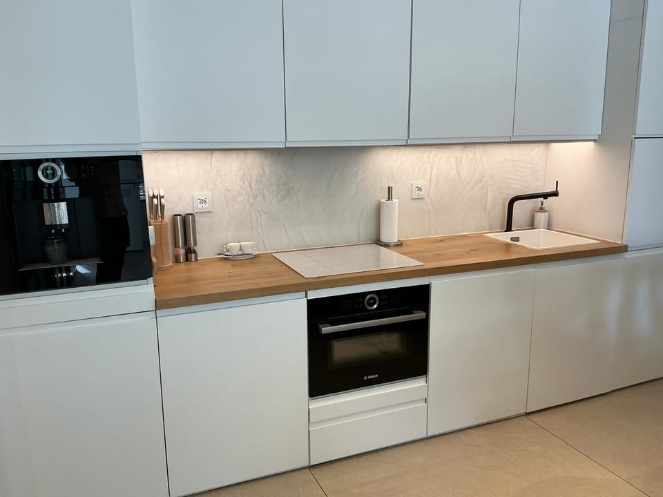 Coffee/tea facilities, Kitchen or kitchenette, dishwasher, oven, stove