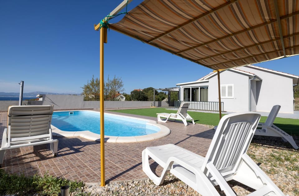 Nane Garden house with heated pool House in Split-Dalmatia County