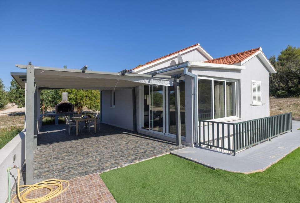 Nane Garden house with heated pool House in Split-Dalmatia County