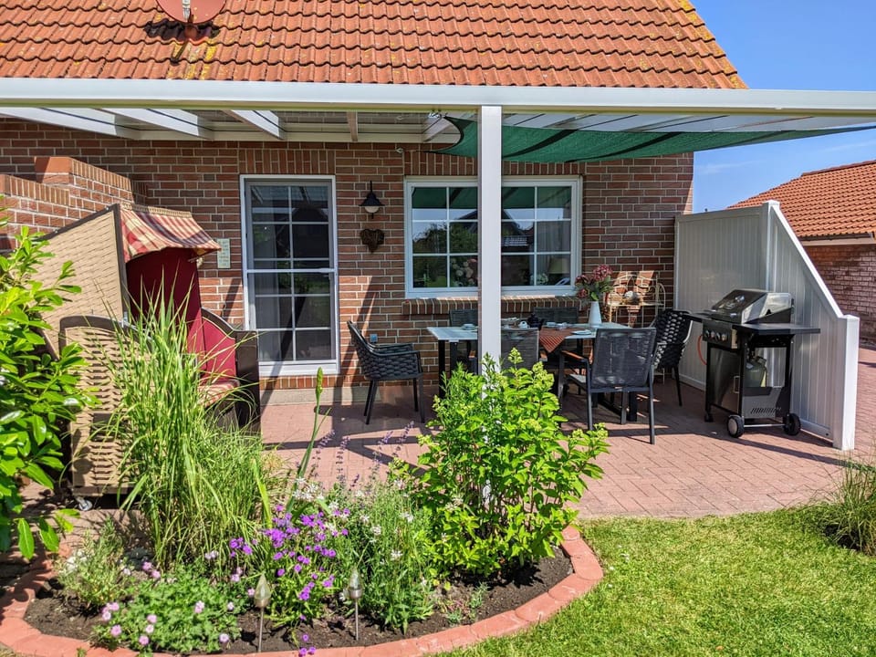 Property building, Patio, Spring, Day, Garden, Dining area, Garden view