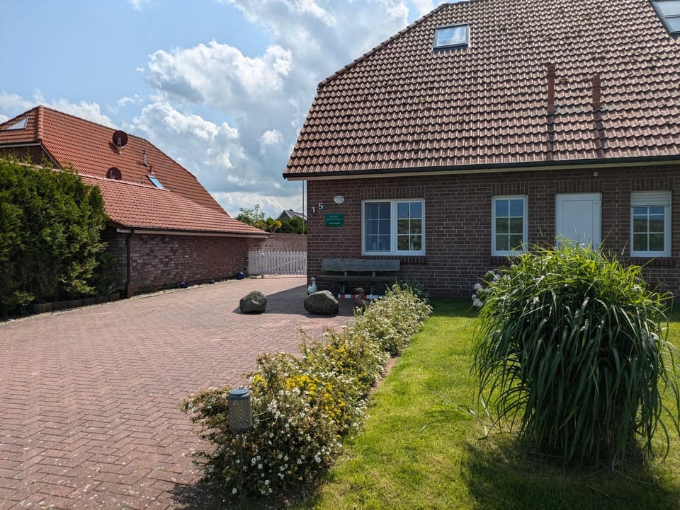 Property building, Spring, Day, Garden, Garden view, Parking