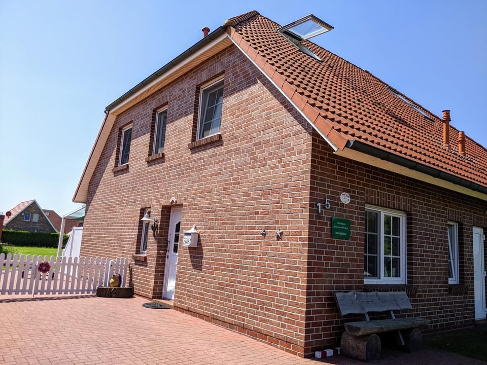 Property building, Facade/entrance, Day