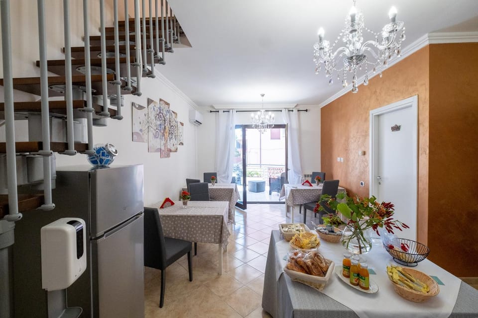 Restaurant/places to eat, Communal lounge/ TV room, Food and drinks, Breakfast