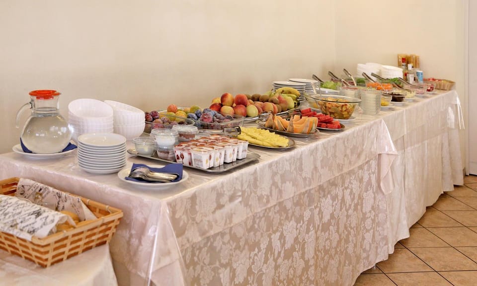 Food and drinks, Dining area, Food, Lunch, Dinner