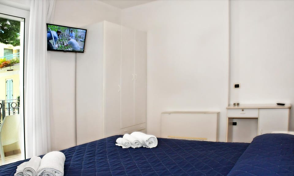Bed, TV and multimedia, Bedroom, towels