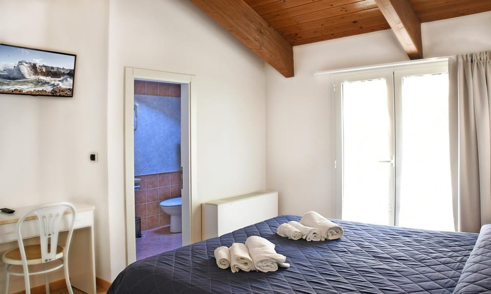Bed, TV and multimedia, Bedroom
