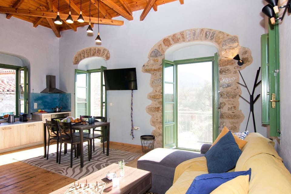 TV and multimedia, Living room, Seating area, Dining area
