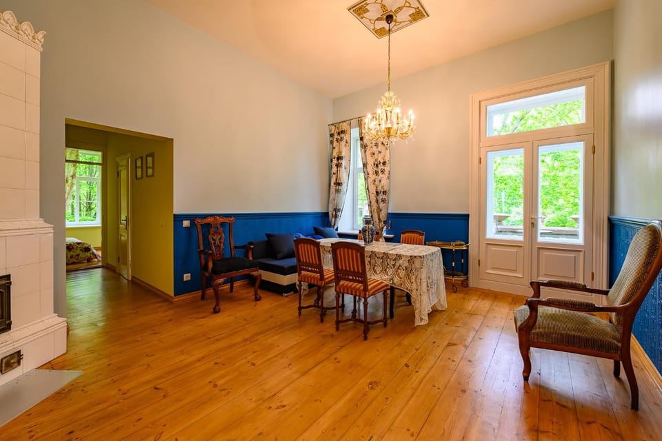 Bed, Living room, Photo of the whole room, Seating area, Dining area, Bedroom