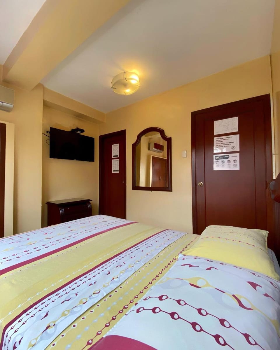 Bed, TV and multimedia, Photo of the whole room, Bedroom, wardrobe