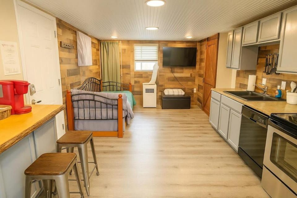 Kitchen or kitchenette, Living room, Dining area, oven, pet friendly, stove