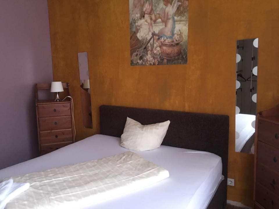Bed, Photo of the whole room, Decorative detail, Bedroom, towels