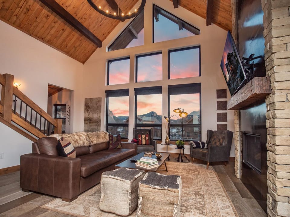 Rocky Mountain Escape - Steps to Lake Estes, Jacuzzi, Close to Downtown Estes House in Estes Park