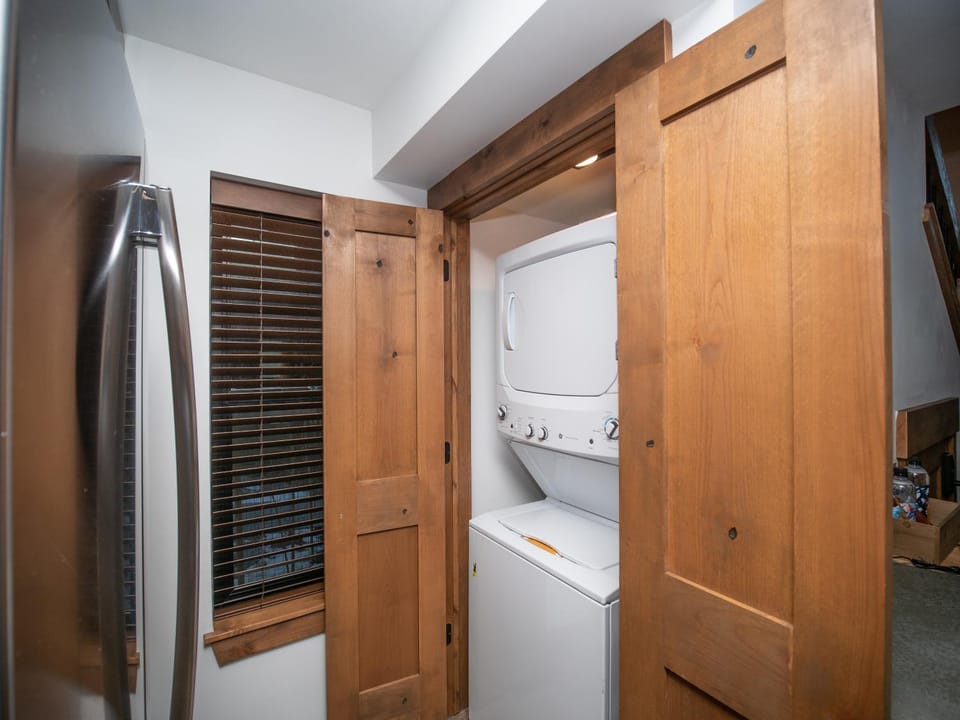 Rocky Mountain Escape - Steps to Lake Estes, Jacuzzi, Close to Downtown Estes House in Estes Park